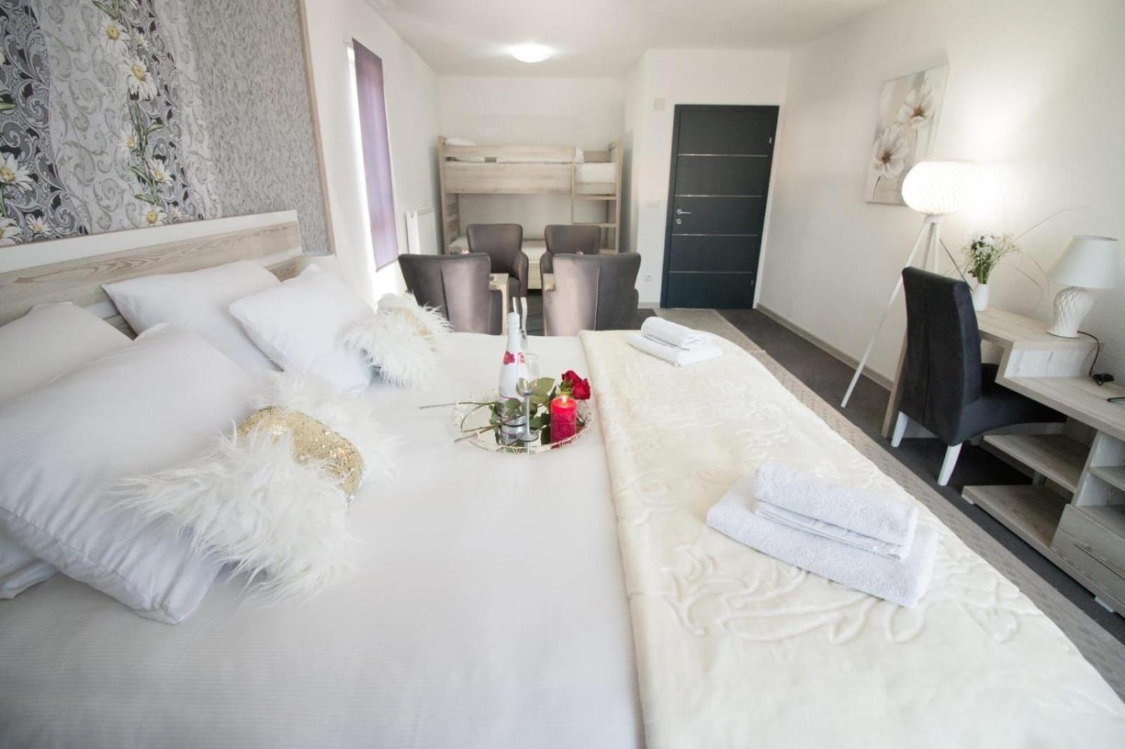 Aparthotel "Queen Zina" วลาซิส ภายนอก รูปภาพ