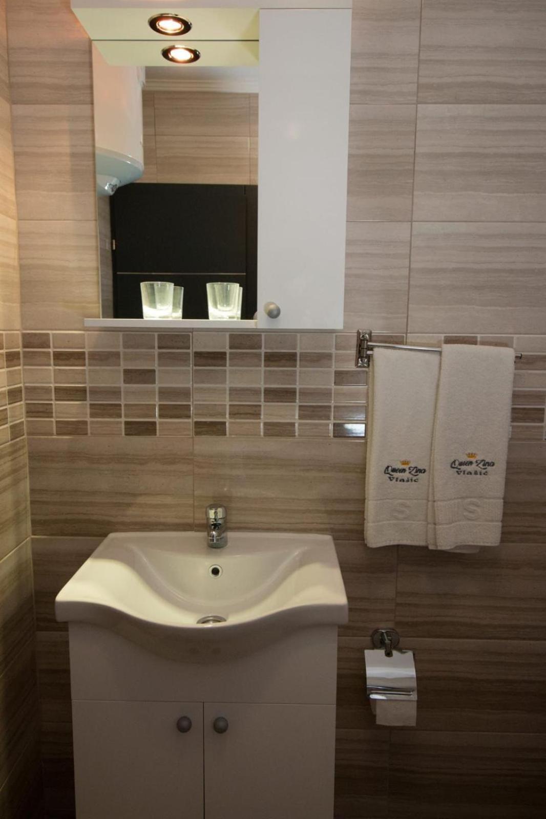 Aparthotel "Queen Zina" วลาซิส ภายนอก รูปภาพ