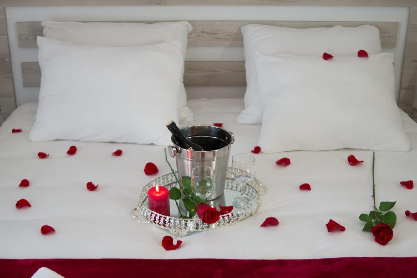Aparthotel "Queen Zina" วลาซิส ภายนอก รูปภาพ