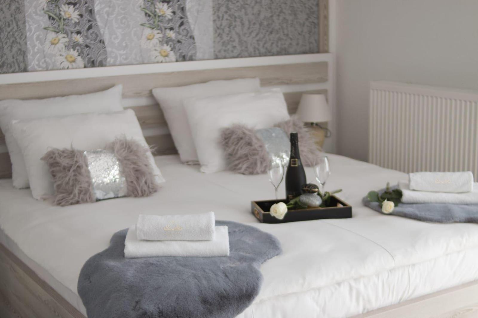 Aparthotel "Queen Zina" วลาซิส ภายนอก รูปภาพ