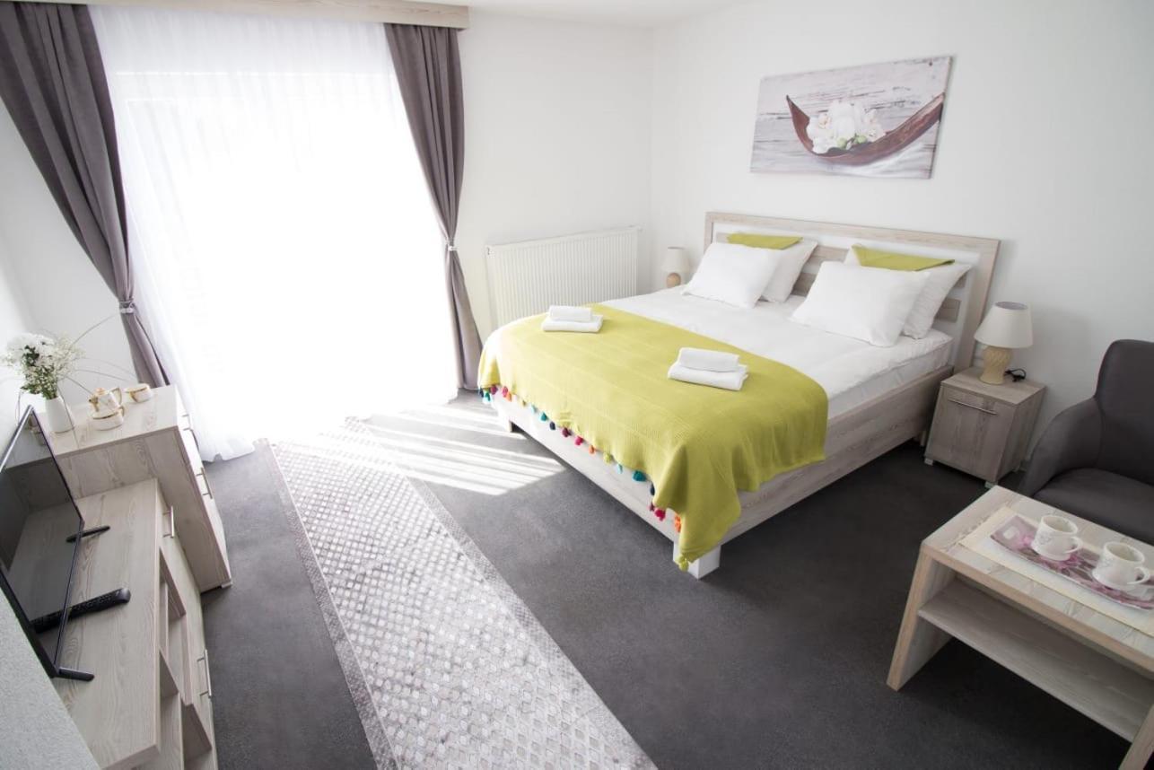 Aparthotel "Queen Zina" วลาซิส ภายนอก รูปภาพ
