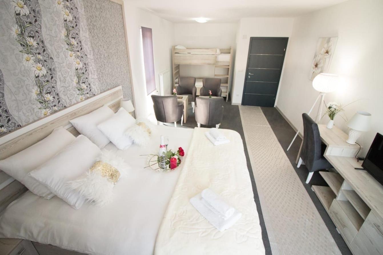 Aparthotel "Queen Zina" วลาซิส ภายนอก รูปภาพ